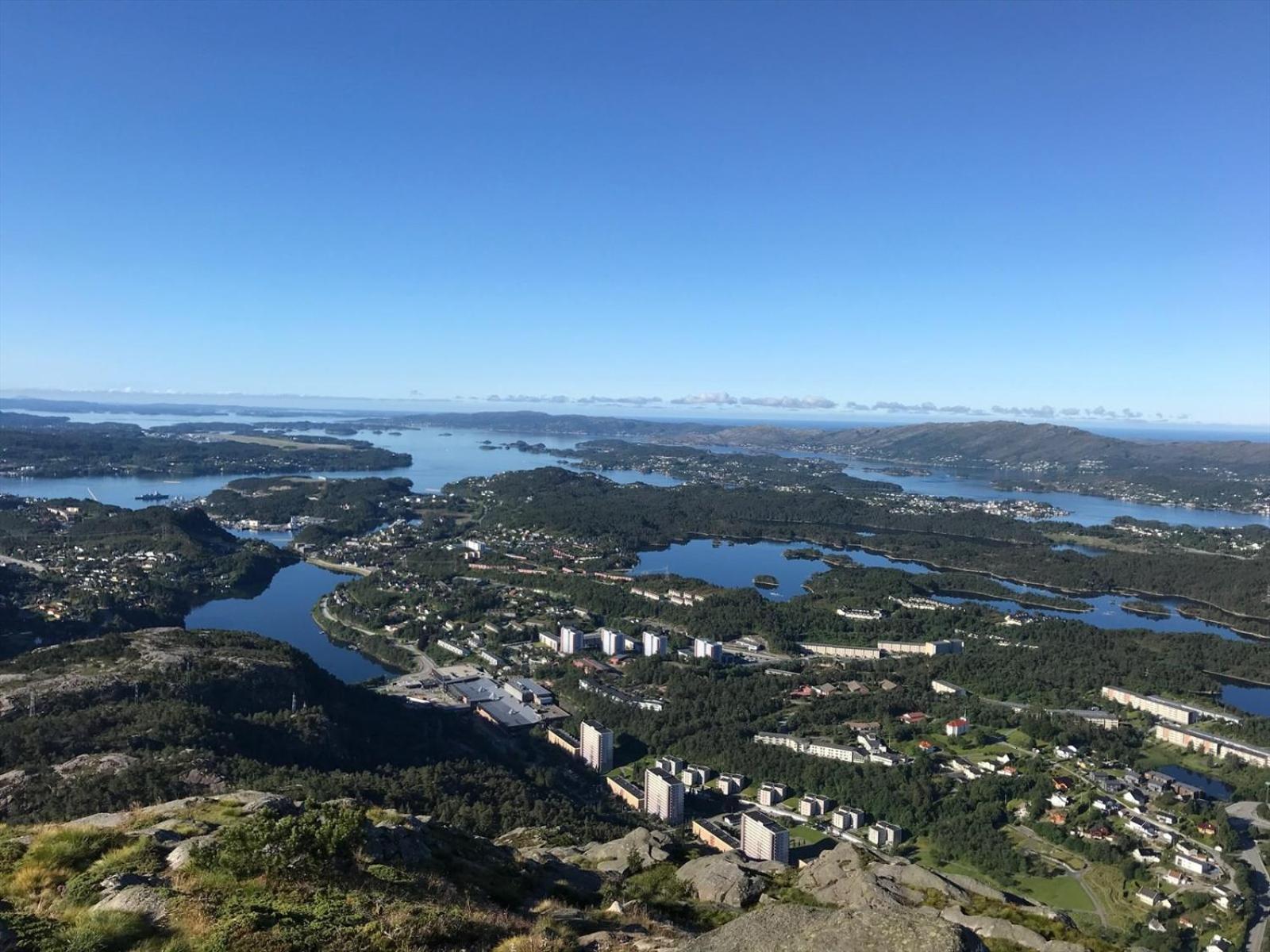 A Beautiful 3-bedroom With Stunning Views And Free Parking Lägenhet Bergen